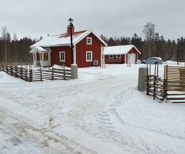 Den nyrenoverade torpstugan Peterslund.